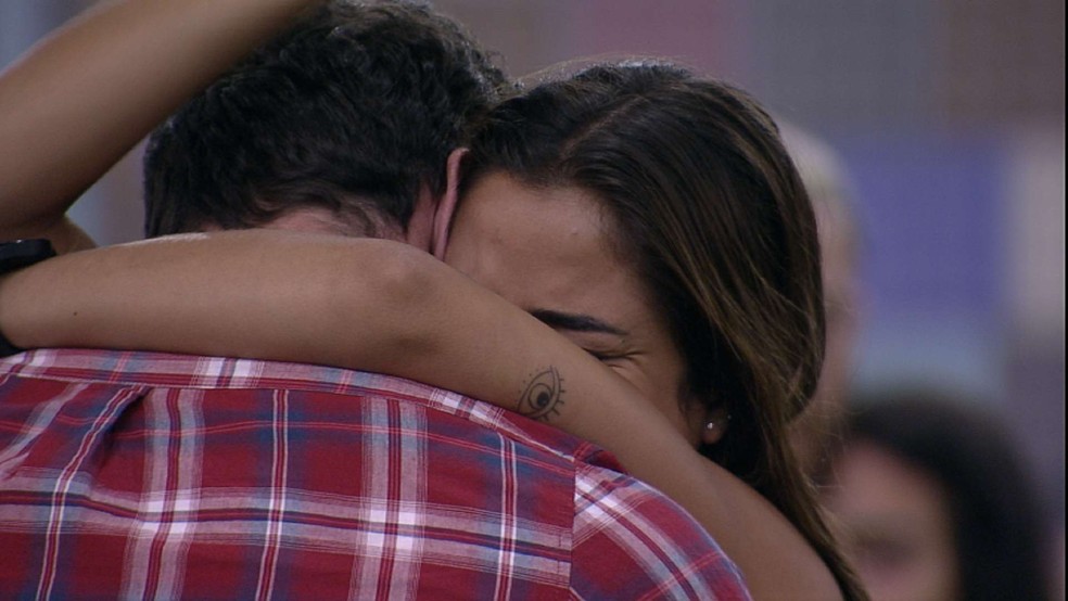 Key Alves chora ao se despedir de Gustavo no BBB 23 — Foto: Globo