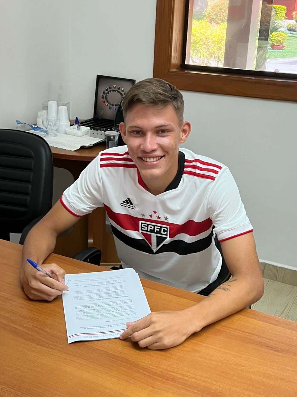 Lucas Silva, zagueiro de 19 anos, assinou contrato com o São Paulo — Foto: Divulgação