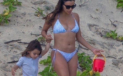 Eva Longoria curte férias em praia no México com o filho