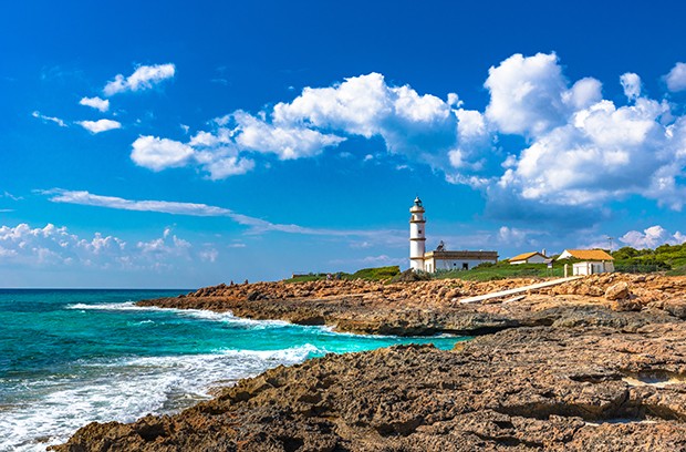 Lighthouse of Cap de Ses Salines on Mallorca island, Spain Mediterranean Sea (Foto: Getty Images/iStockphoto)