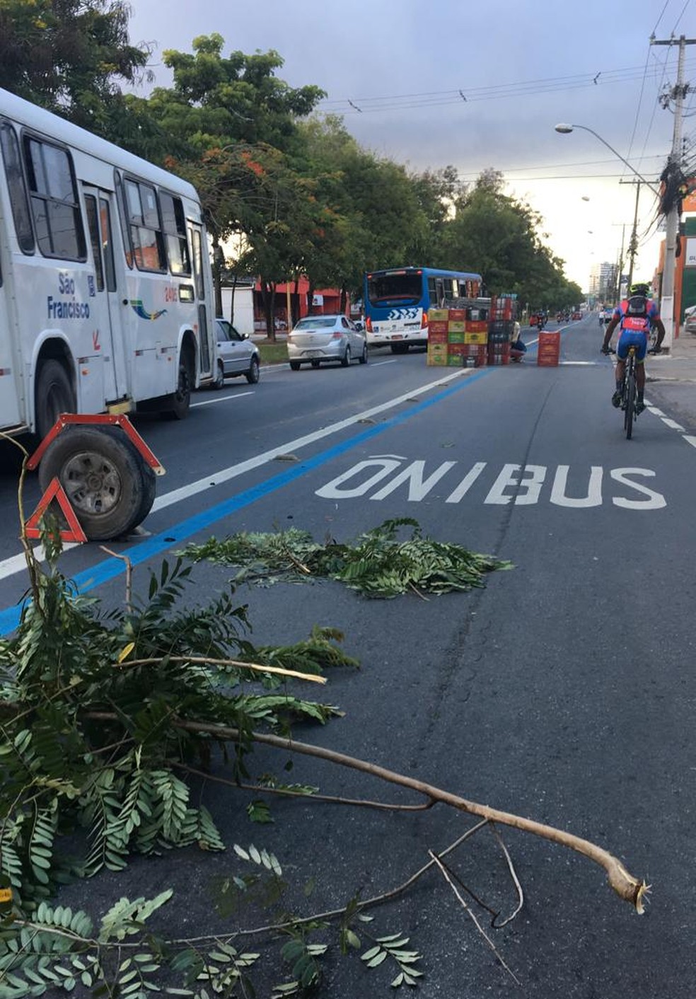Caminhão quebrou na Avenida Fernandes LIma, em Maceió — Foto: Douglas Lopes/TV Gazeta