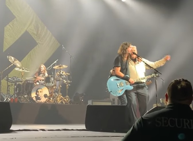 O cantor Dave Grohl com o senhor sob efeito de álcool durante o show do Foo Fighters (Foto: Reprodução)