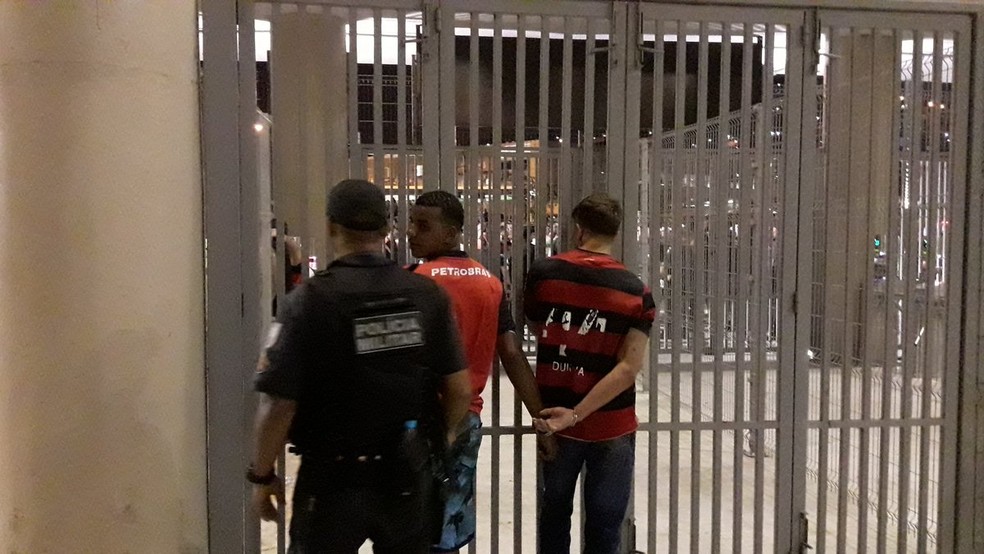 Torcedores do Flamengo detidos ao invadirem Maracanã (Foto: Bruno Giufrida)