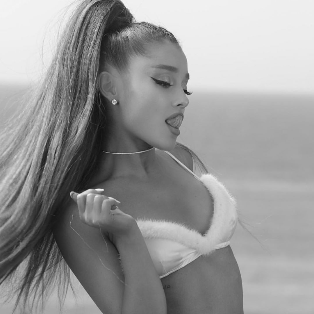 Ariana Grande Posta Foto Sexy E Comemora Quase 26 Vogue Celebridade