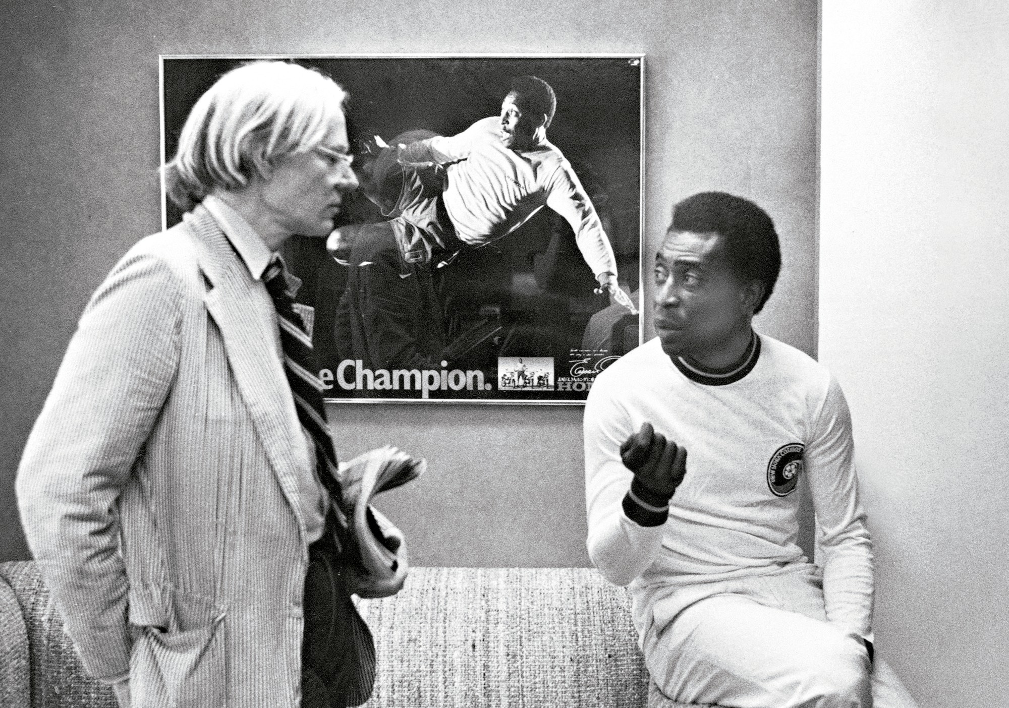 Um rei em Nova York: Andy Warhol conversa com Pelé durante uma sessão de fotos em Nova York, em 1977. (Foto: Claudia Larson/AP)