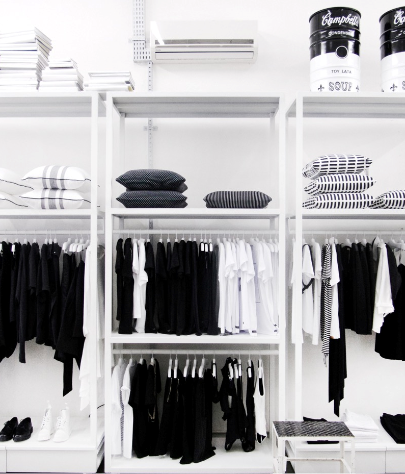 Loja em preto e branco traz peças de moda e design (Foto: Divulgação)