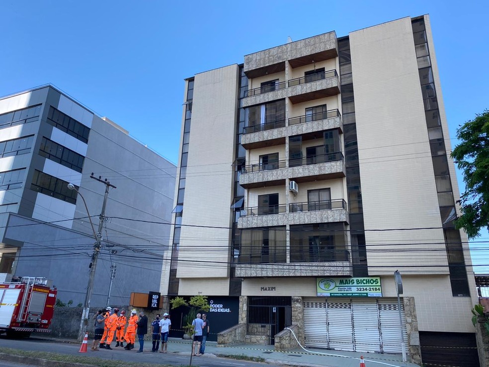 Equipes vistoriam prédio na Avenida Rio Branco após ameaça de desabamento em Juiz de Fora — Foto: Ana Paula Cruzeiro
