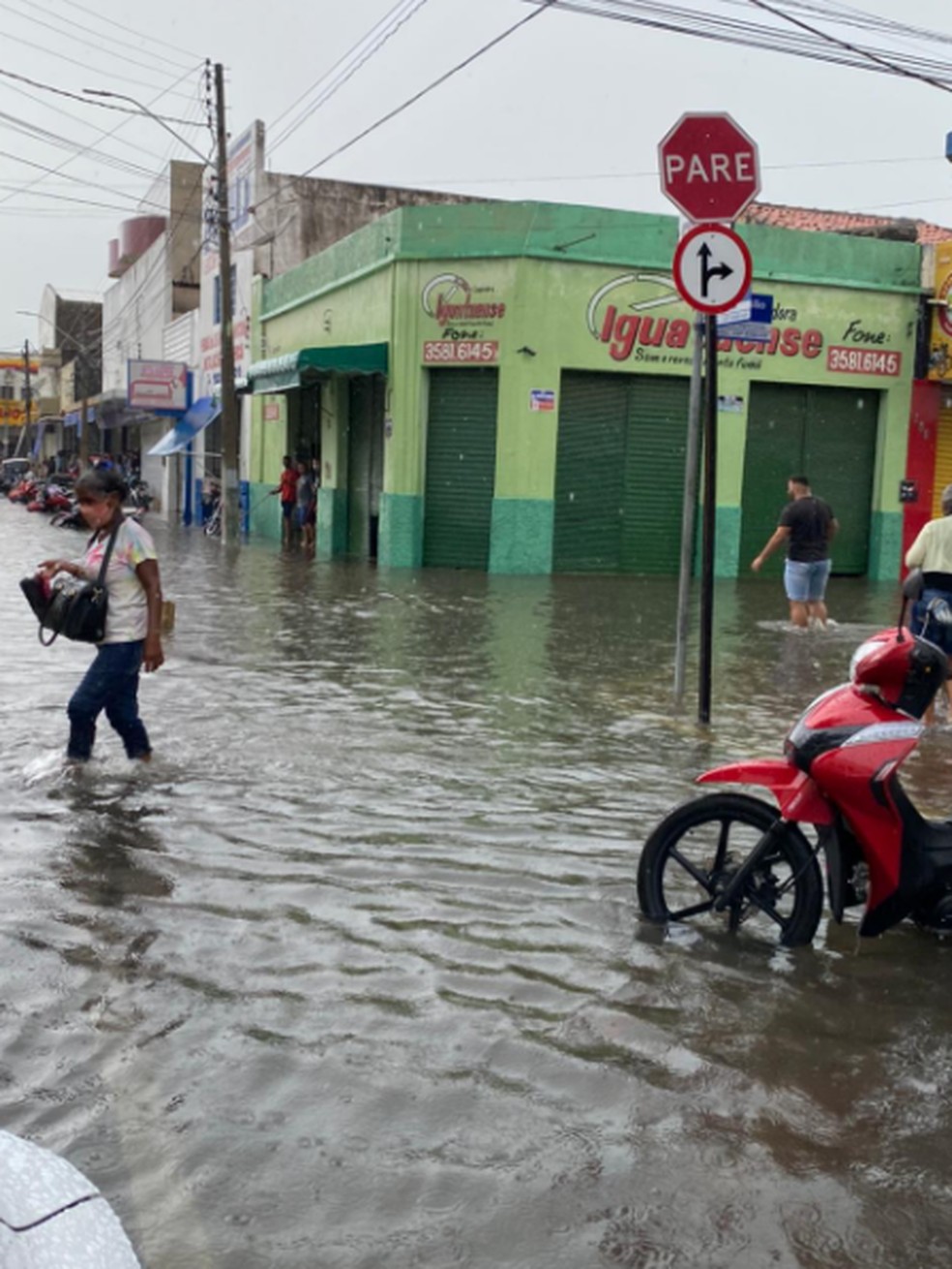 Chuva de Iguatu na tarde desta sexta-feira (26) deixou ruas e avenidas alagadas. — Foto: Wandenberg Belém/Sistema Verdes Mares