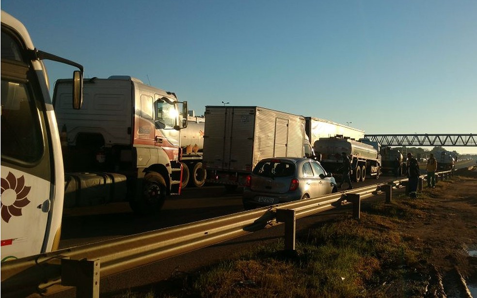 Caminhoneiros bloqueiam trecho da SP-332, em Paulínia (Foto: João Ariton Martins/Arquivo pessoal)