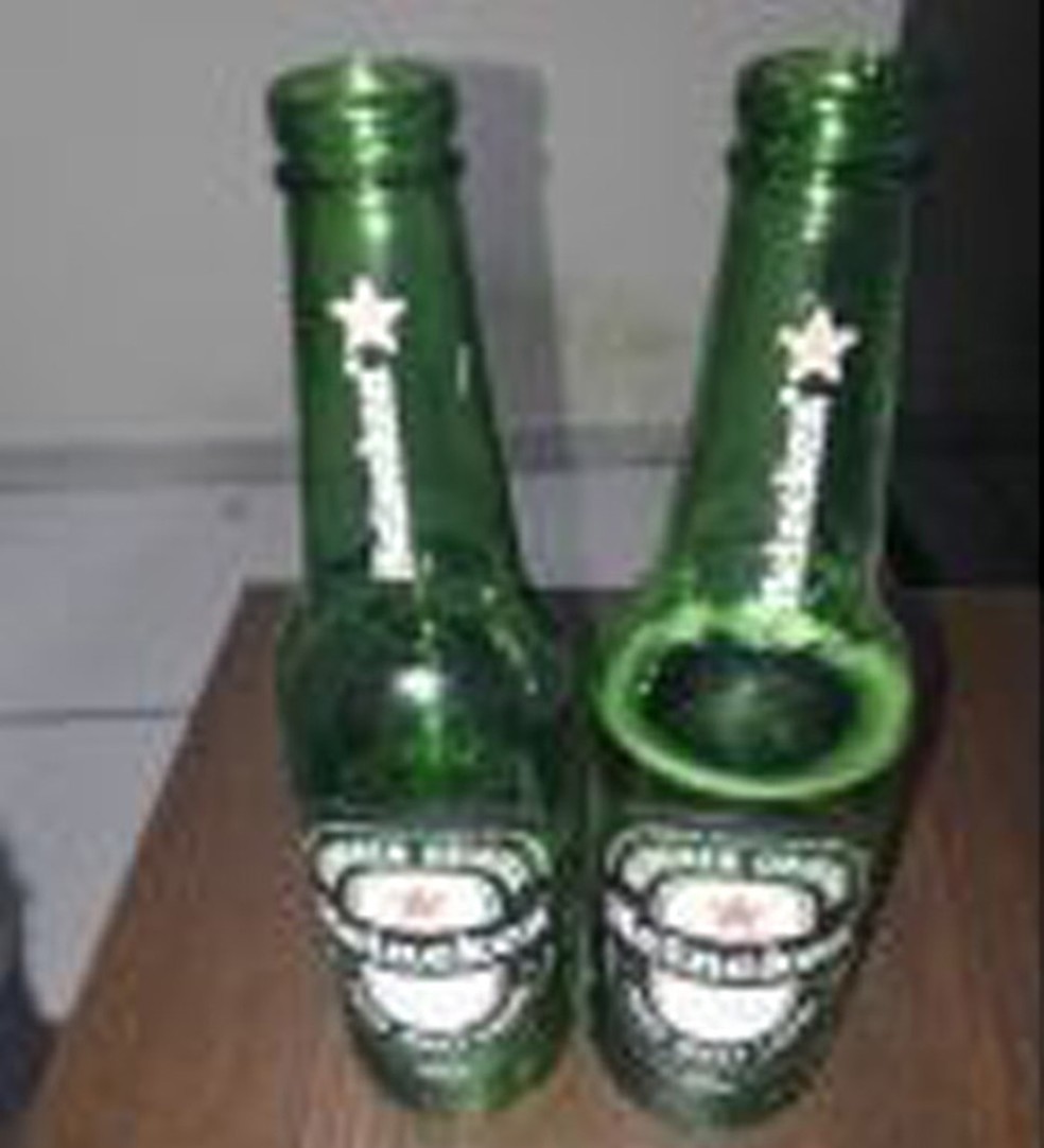 Duas garrafas de cerveja foram apreendidas em Dracena (SP) — Foto: Polícia Militar