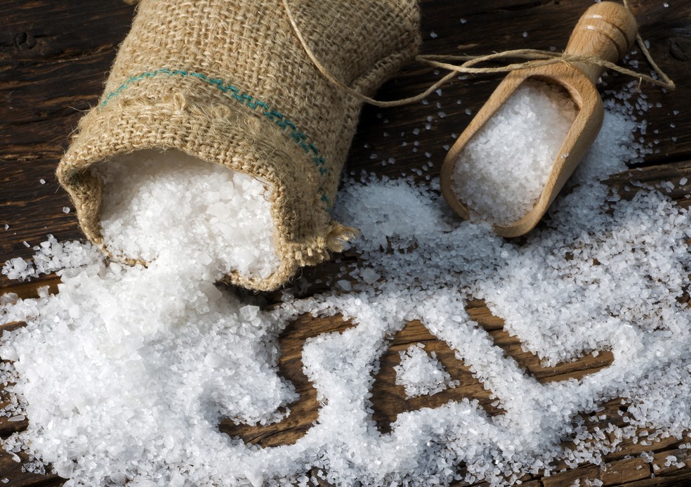 Alguns tipos de sal são melhores que outros, porém reduzir é a melhor atitude  — Foto: iStock Getty Images