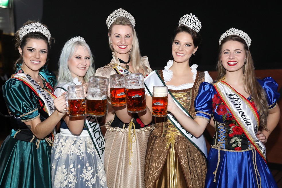 Rainhas e princesas das Oktoberfests de Blumenau e de SÃÂ£o Paulo (Foto: Celso Tavares/G1)