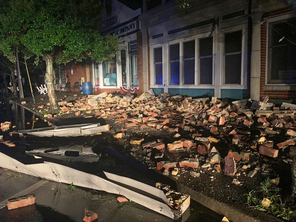 Destroços cobrem nesta terça-feira (4) calçada em Southport, na Carolina do Norte, na passagem do furacão Isaías  — Foto: WECT-TV via AP