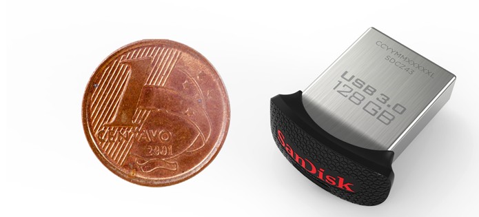 Pen drive compacto é do tamanho de moeda de 1 centavo (Foto: Divulgação/SanDisk)