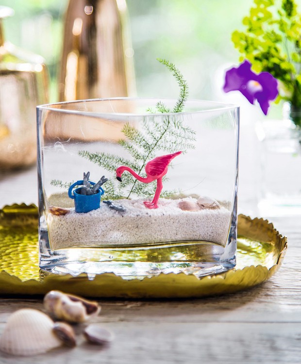 Que belo hábitat! Crie um minicenário com a ajuda de um flamingo de brinquedo, um vaso transparente e areia branca. Bandeja Camicado (Foto: Cacá Bratke / Editora Globo)