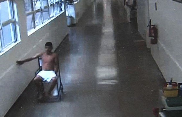 Imagens mostram suspeito fugindo de hospital em cadeira de rodas, em Goiânia, Goiás (Foto: Reprodução / TV Anhanguera)