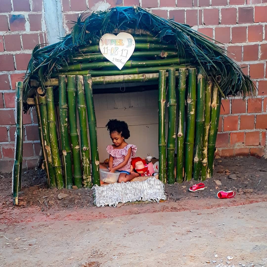 Pai constrói casinha de bambu para a filha e post emocionante viraliza na web (Foto: Reprodução/Instagram)