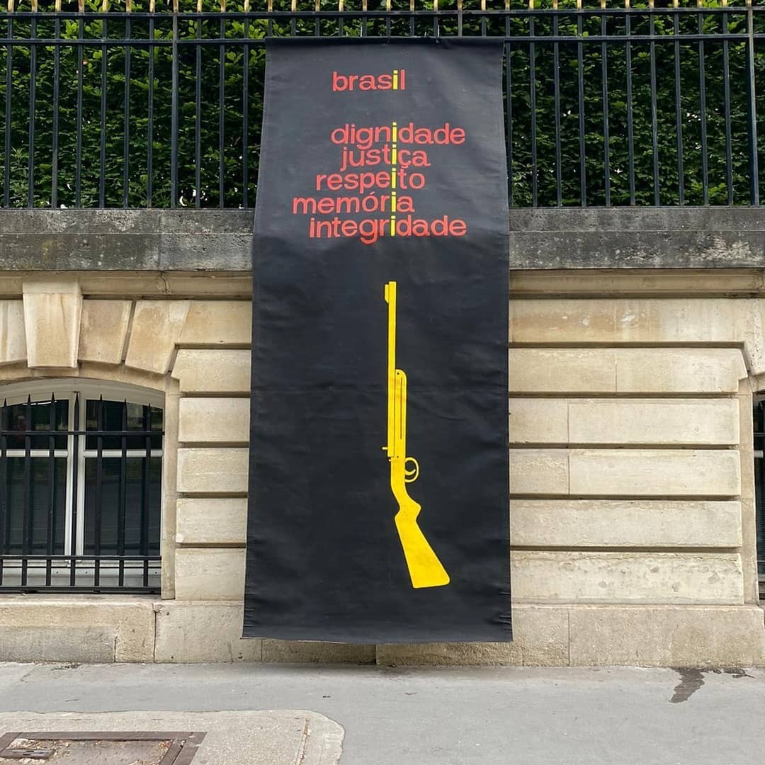 Protesto nos muros da embaixada brasileira na França (Foto: Reprodução / Instagram)