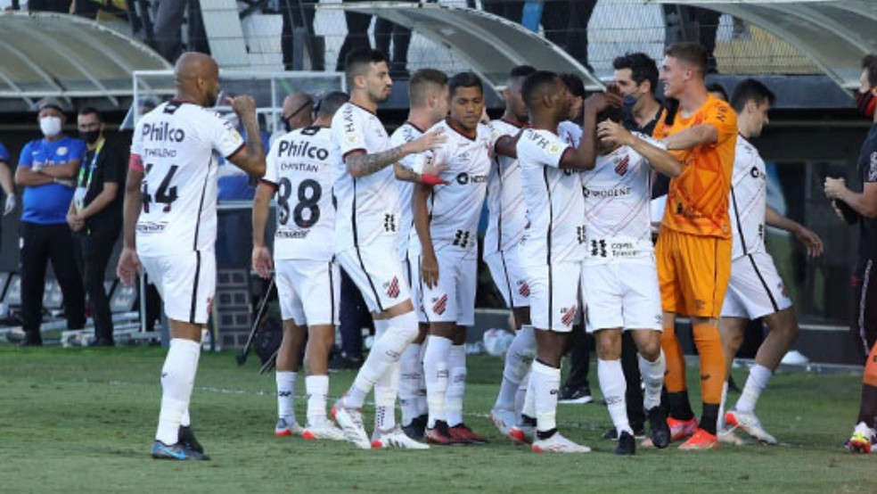 Jogadores Athletico comemoram gol contra o Bragantino — Foto: José Tramontin/Athletico