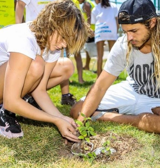 Isabella e Caio plantando muda de árvore (Foto: Reprodução/Instagram @pegadadobem)