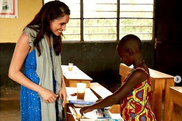 Meghan Markle em Ruanda, fazendo ação social que alerta para importância do acesso à educação (Foto: Instagram)