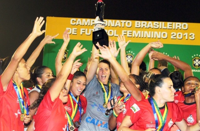 A força do futebol feminino do Centro Olímpico