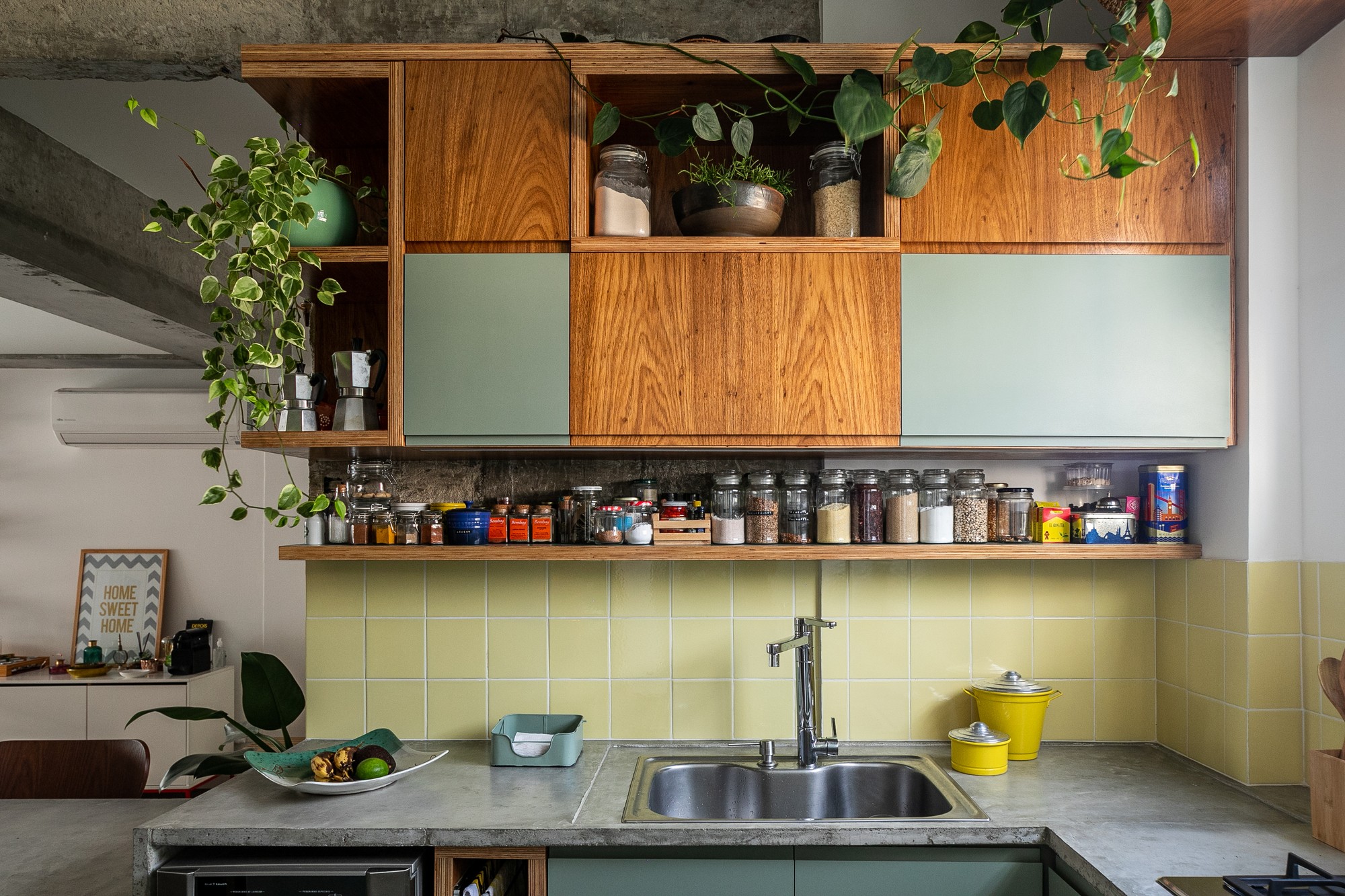 Décor do dia: cozinha pequena com armários planejados e plantas (Foto: Divulgação)