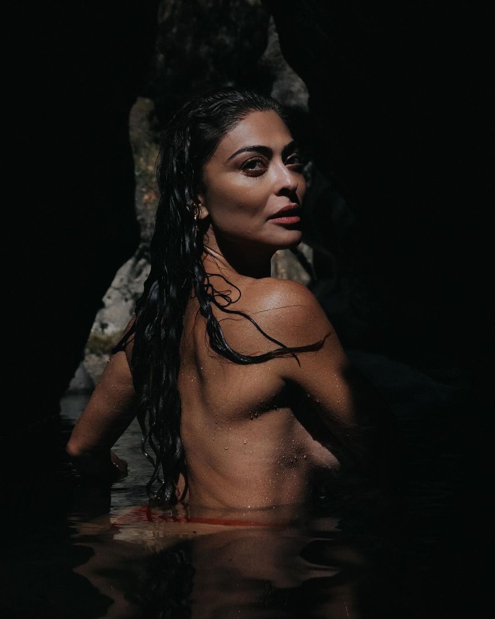 Juliana Paes ousou e fez topless na cachoeira — Foto: @lealfortes