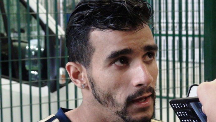 Henrique desembarca em BH para assinar contrato com o Cruzeiro