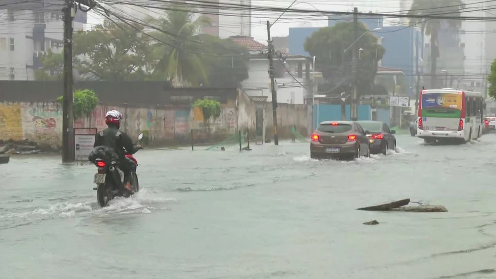 Via coberta por água acumulada das chuvas na Rua Doutor Aniceto Varejão em Piedade, Jaboatão na Região Metropolitana — Foto: Reprodução/TV Globo