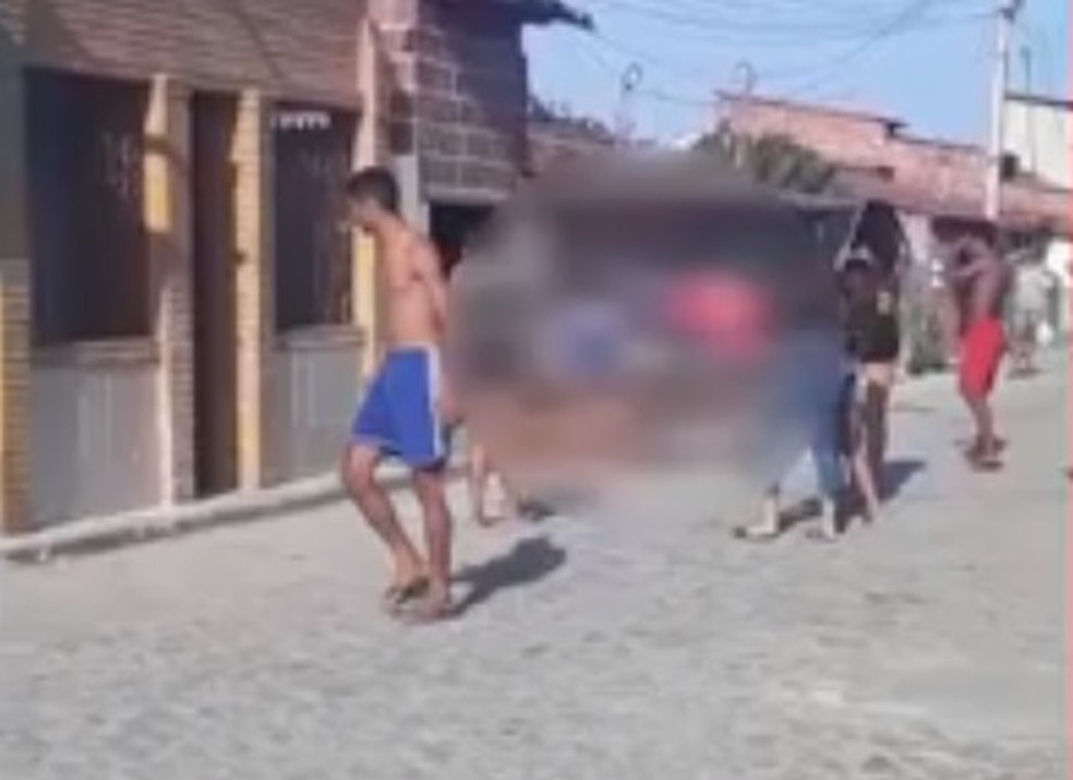 Jovem é agredida em Fortaleza, e crime é filmado — Foto: Reprodução