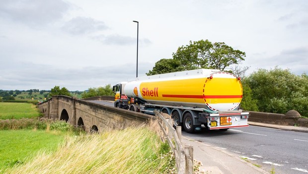 Caminhão tanque da Shell em trânsito no Reino Unido  (Foto: Josh Hind / 500px / Divulgação)