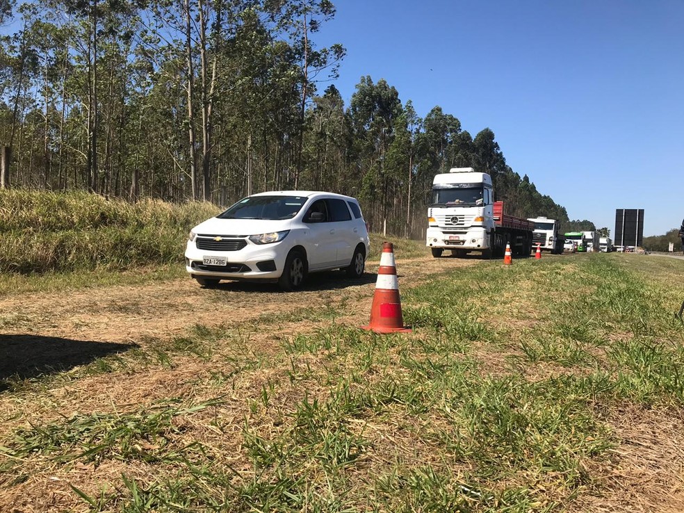 Desvio está sendo feito pelo acostamento — Foto: Maria Eduarda Carnietto/TV TEM