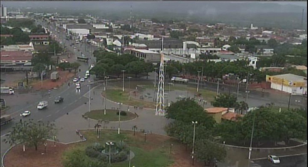 Chuva na Rotatória do Crajubar; Região do Cariri registra chuvas — Foto: Reprodução/TV Verdes Mares