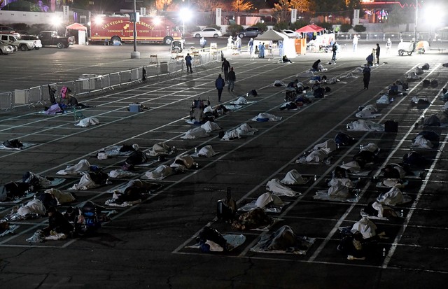 LAS VEGAS, NEVADA - MARCH 30:  People are shown in social-distancing boxes at a temporary homeless shelter set up in a parking lot at Cashman Center on March 30, 2020 in Las Vegas, Nevada. Catholic Charities of Southern Nevada was closed last week after a (Foto: Getty Images)