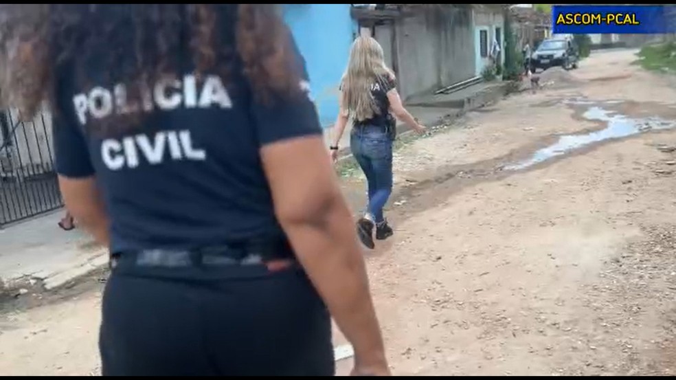 Polícia Civil cumpre mandados de busca e apreensão durante a Operação Átria em Maceió, Alagoas — Foto: Polícia Civil