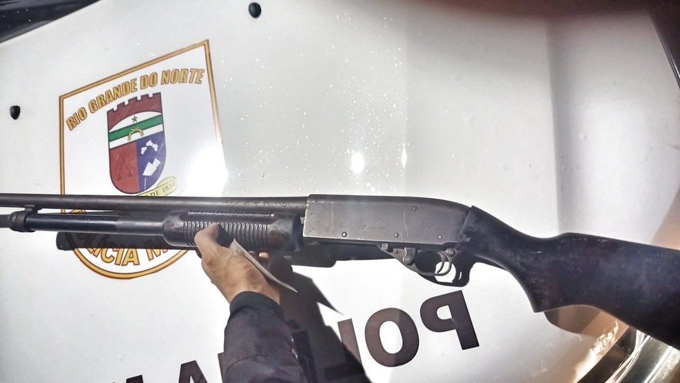 Uma das armas apreendidas pela PM durante operação contra membros de facção criminosa no RN — Foto: Cedida