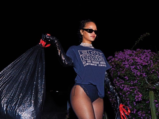 Rihanna alfineta Donald Trump ao postar foto recolhendo o lixo