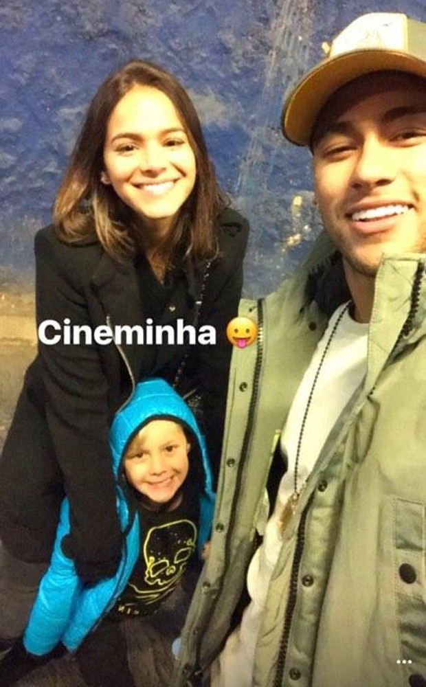 Bruna, Davi Lucca e Neymar no cinema (Foto: Instagram)