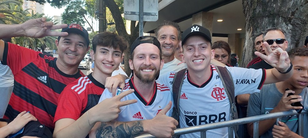 Torcedores aguardam Flamengo em Maring&aacute;  &mdash; Foto: Fred Gomes / ge