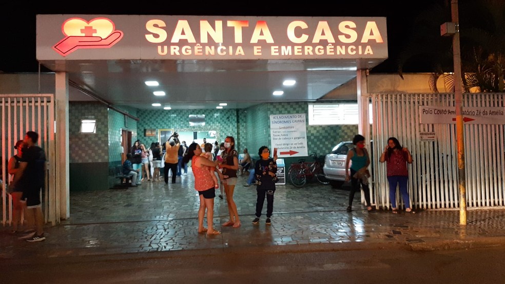 Moradores procuram Santa Casa de Pontal, SP, após vazamento de gás tóxico na cidade — Foto: Laura Scarpelini/EPTV