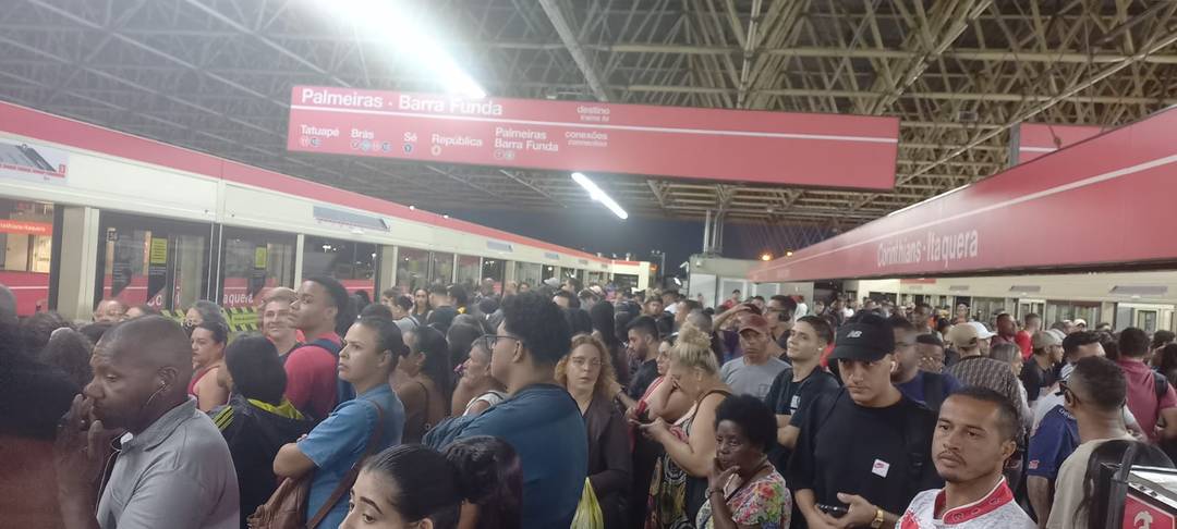 Linha 3-Vermelha na estação Corinthians- Itaquera lotada após chuva nesta sexta-feira (24) em SP