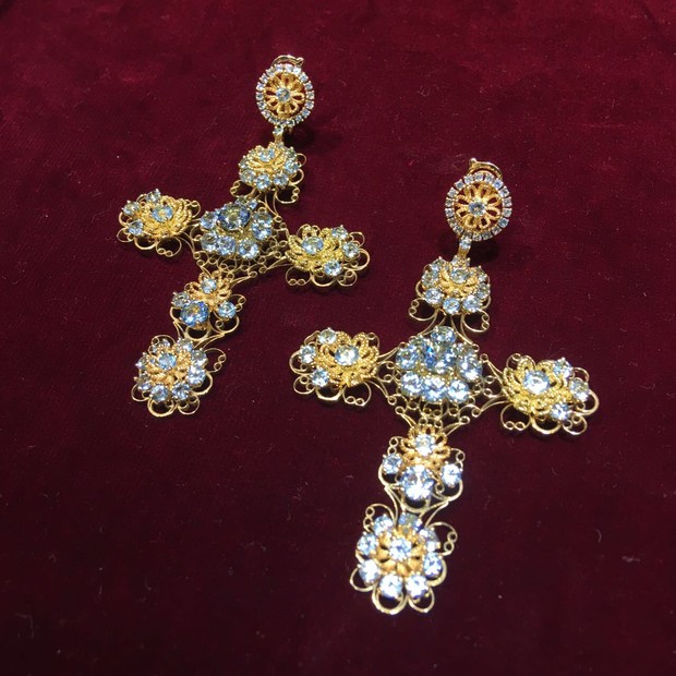 Detalhe dos brincos da Dolce & Gabbana usados por Marina Ruy Barbosa (Foto: Giuliana Martinelli)