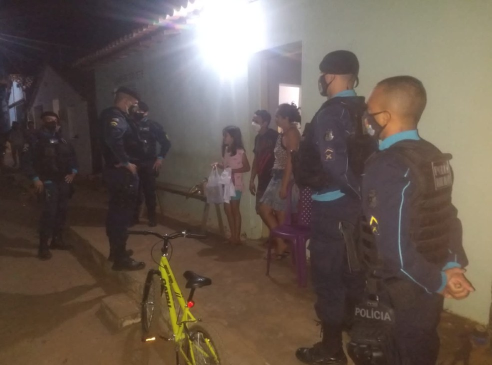 Polícia Militar sendo recepcionada pela família da Luana Carreiro. — Foto: Polícia Militar/Arquivo Pessoal