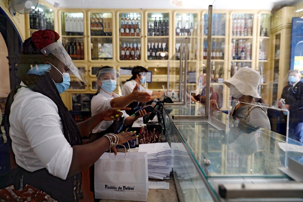 Loja de pastéis de nata em Lisboa, Portugal, adota medidas para evitar contágio por novo coronavírus — Foto: Rafael Marchante/Reuters