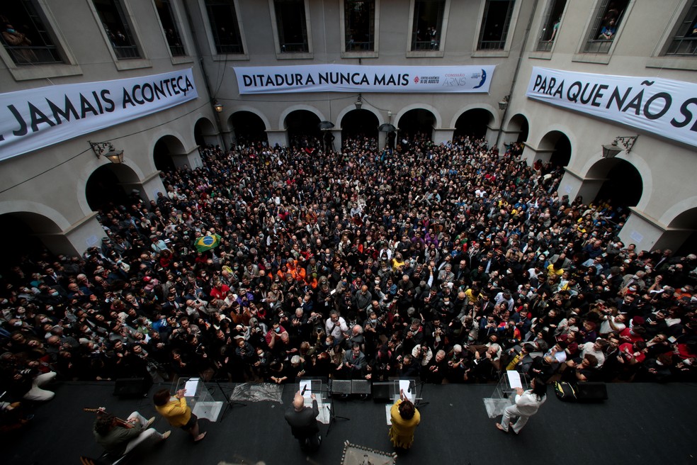 Pessoas reunidas do lado de fora da Faculdade de Direito da Universidade de São Paulo (USP), no Largo São Francisco, centro de São Paulo, durante o ato em defesa da democracia e a leitura pública da "Carta às Brasileiras e aos Brasileiros em Defesa do Estado Democrático de Direito", nesta quinta-feira, 11 de agosto de 2022.  — Foto: FELIPE RAU/ESTADÃO CONTEÚDO