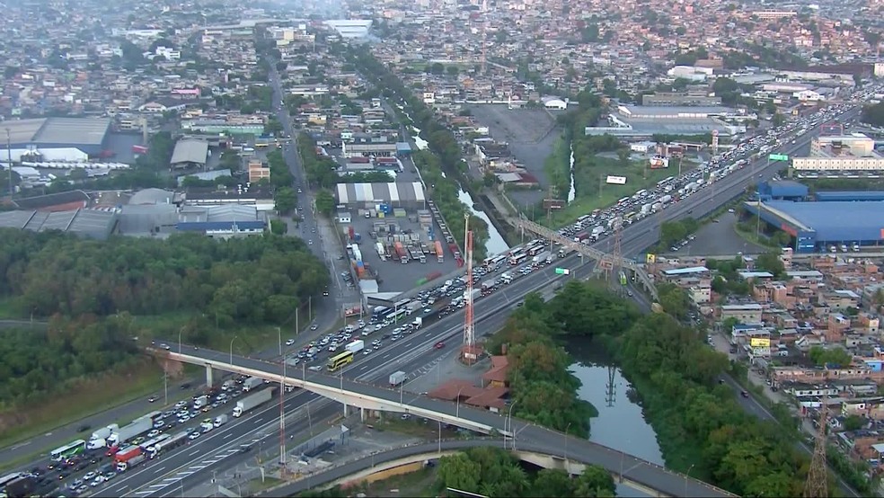 Chegada da Dutra ao Rio engarrafada por causa do tombamento de carreta — Foto: Reprodução/TV Globo