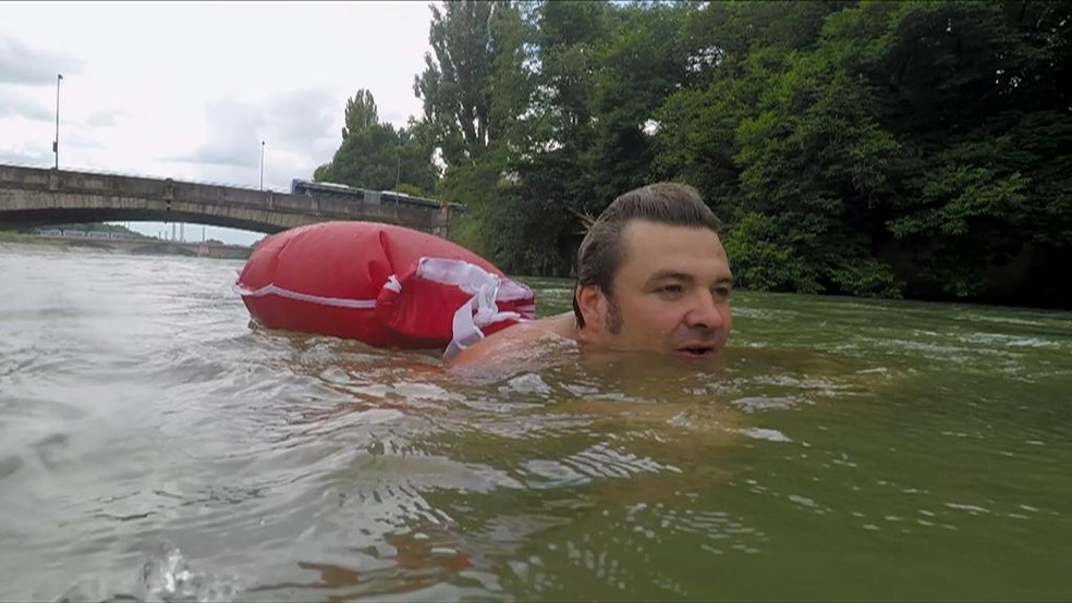 Benjamin David foge do estresse do trânsito e vai trabalhar nadando (Foto: BBC)