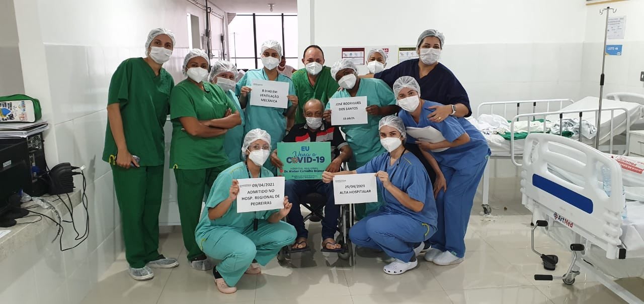 José Rodrigues e equipe do hospital  (Foto: Reprodução: Twitter)