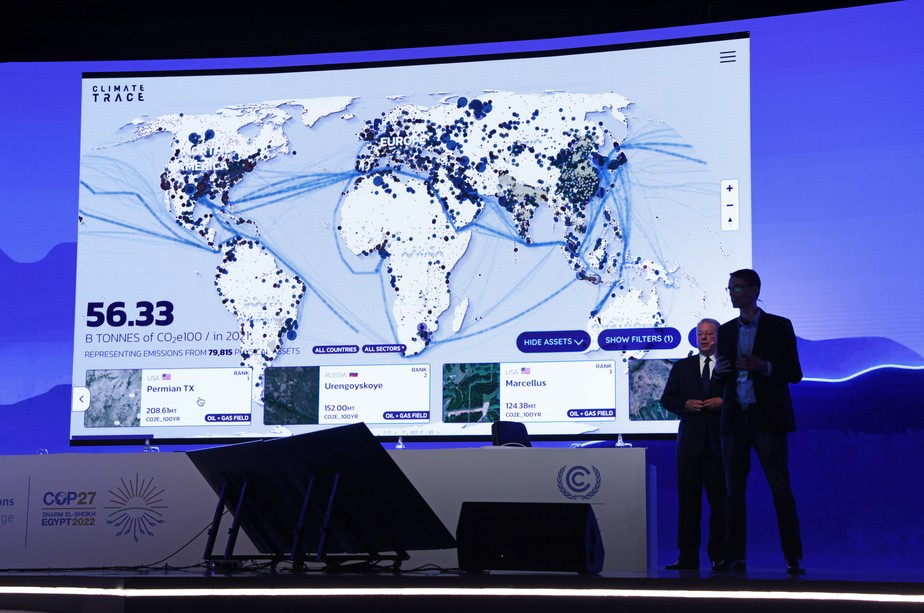 Al Gore e Gavin McCormick, CEO da WattTime, apresentam a plataforma Climate TRACE durante a COP27